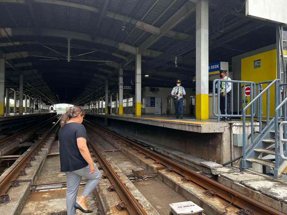 DOTr assures that cracks in MRT-3 Boni, Ayala stations 'won't pose danger'