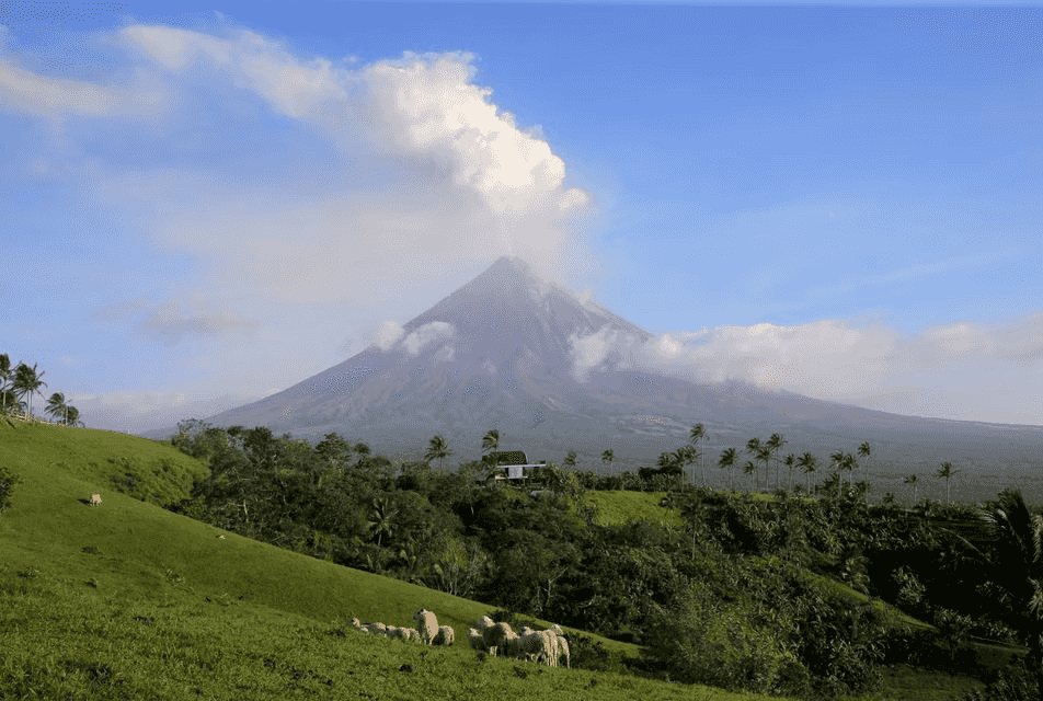 DOH warns public: Refrain from sightseeing near Mayon Volcano