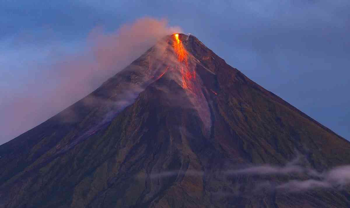 Phivolcs: Lava flow in Mayon now reaches 2.1 kilometers