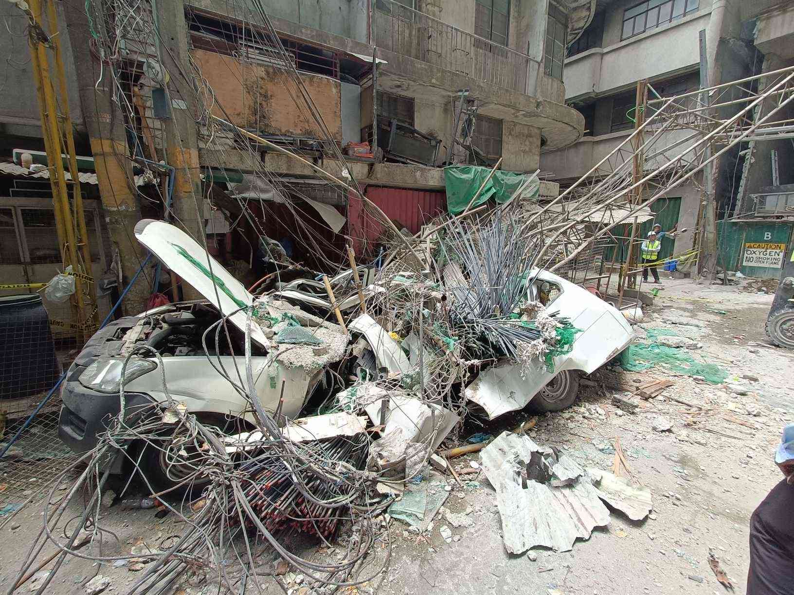 Metals from crane fell off, hits multiple vehicles in Binondo, Manila