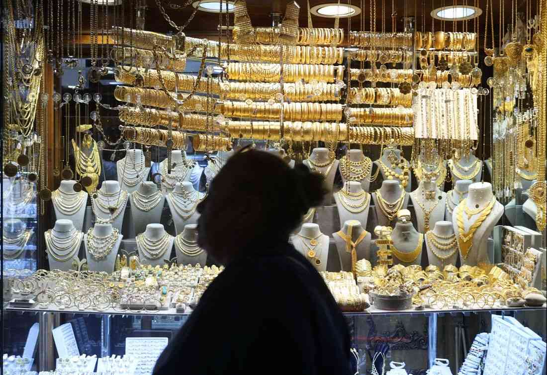 Gold rushes to record high above $5,000/oz
