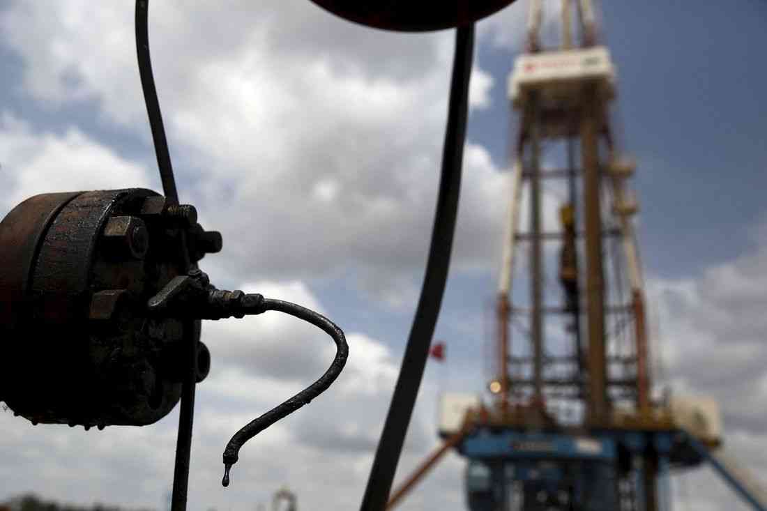 Oil falls as investors weigh supply outlook, Venezuelan uncertainties