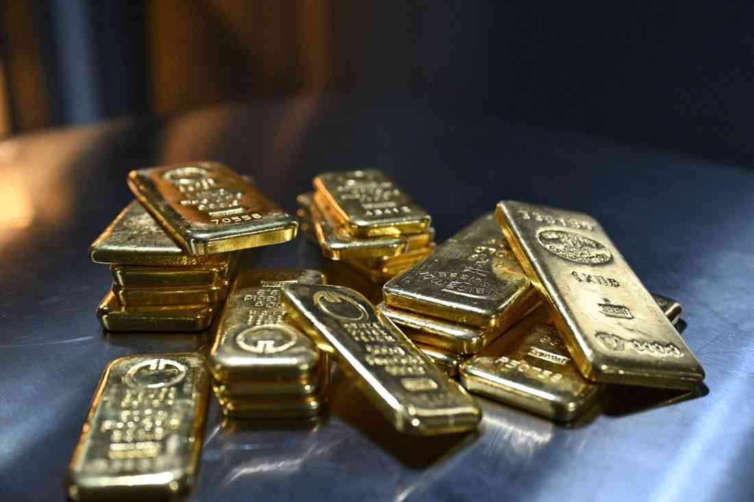 Gold blasts past $5,500/oz to record high on safe-haven demand