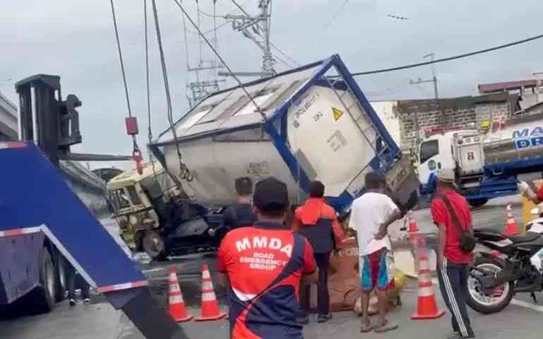 Tanker truck overturns on Aurora Boulevard, Manila; 1 reportedly hurt