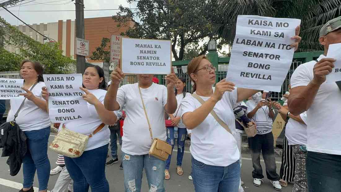 'Mahal ka namin': Bong Revilla supporters flock in front of Sandiganbayan