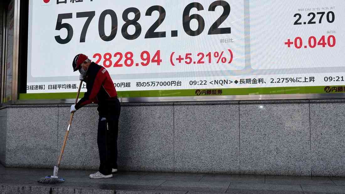 Asia stocks rise as Nikkei sets record, dollar drops