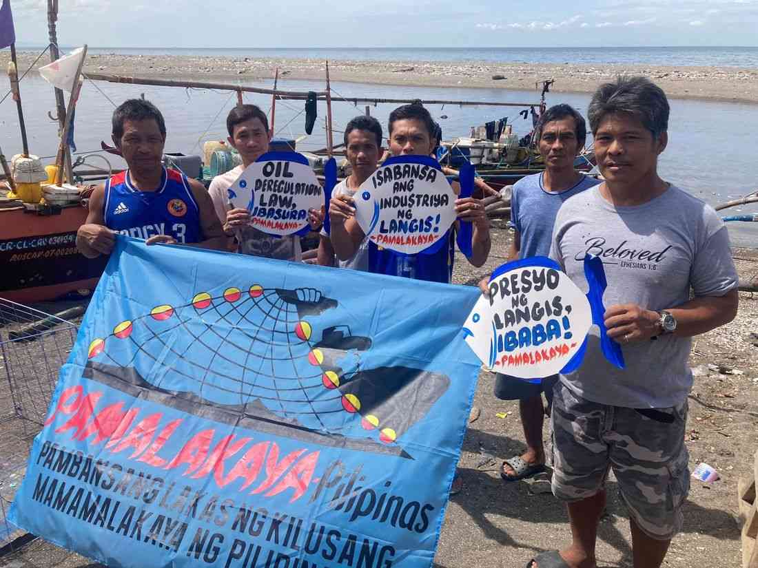 Fishers group holds coastal protest in Manila Bay over oil price hikes