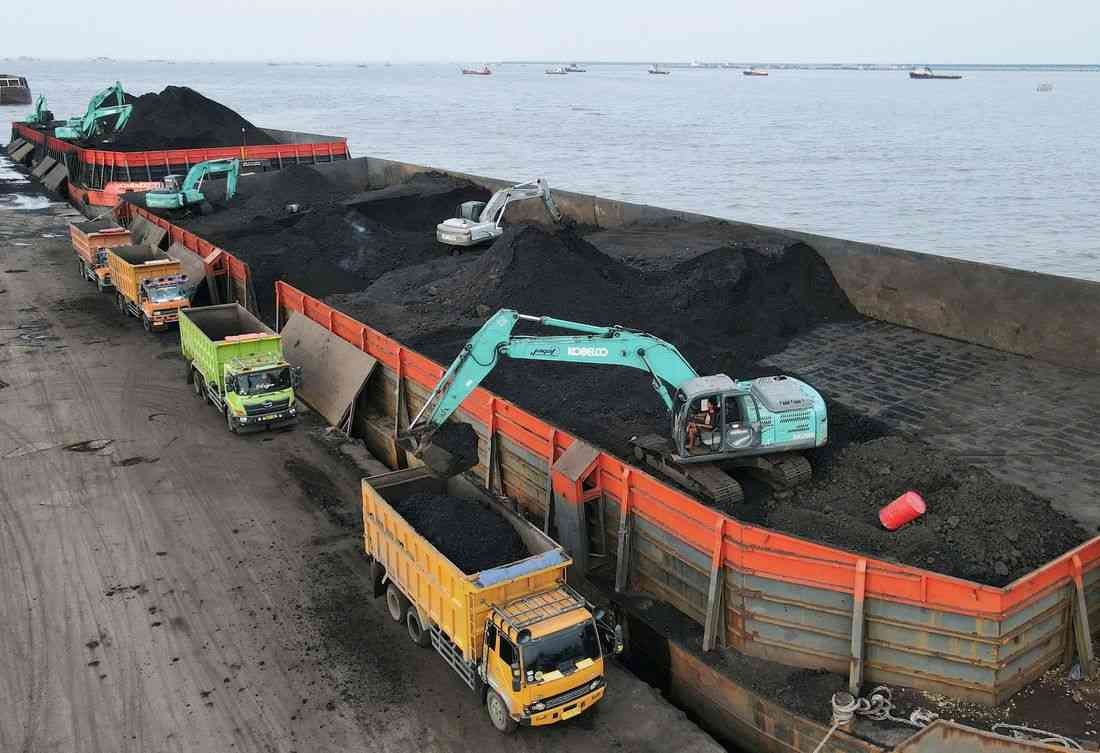 Indonesian miners halt spot coal exports over proposal to cut output