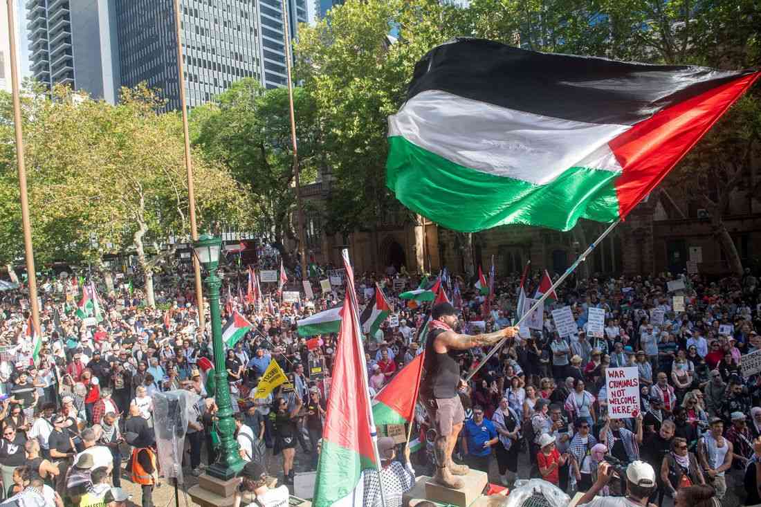 Thousands protest Israeli President Herzog's visit to Australia