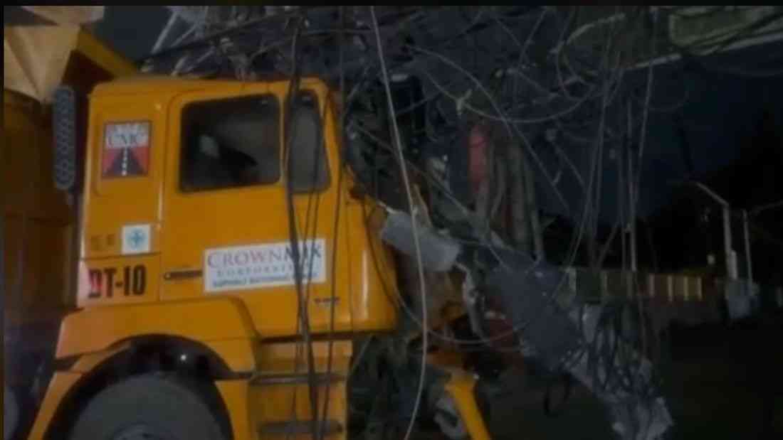 10-wheeler truck crashes into electric post in Pasig City