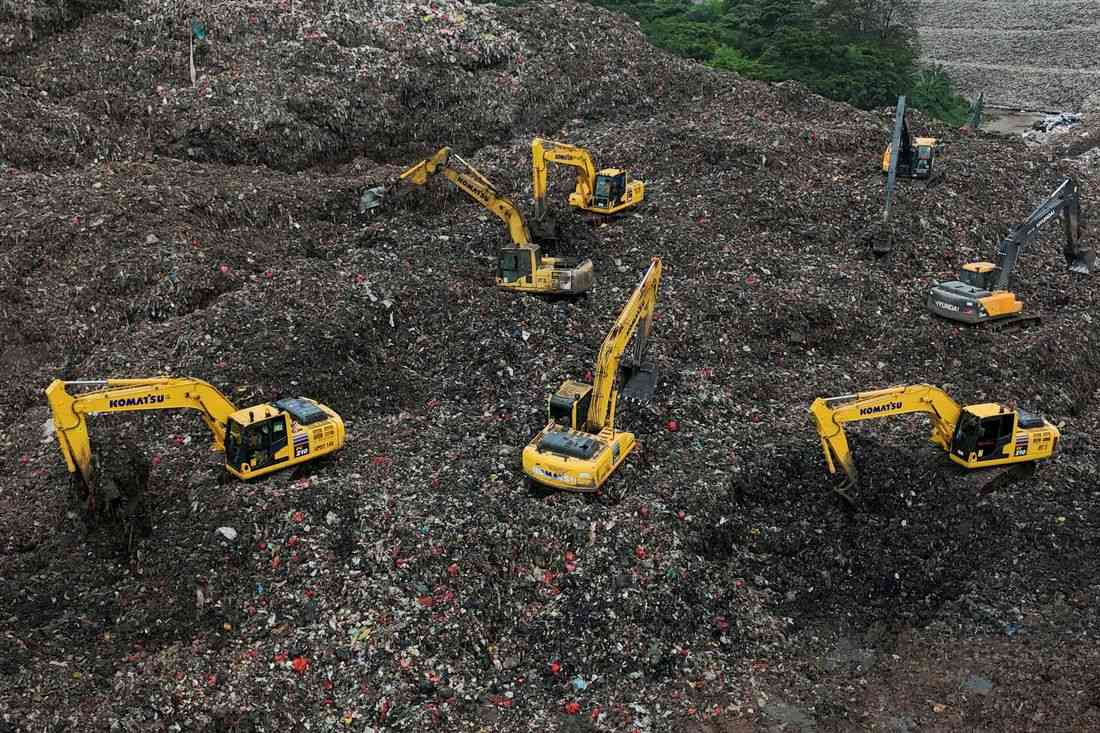 Indonesia says 7 killed in landfill collapse as rescue operation ends