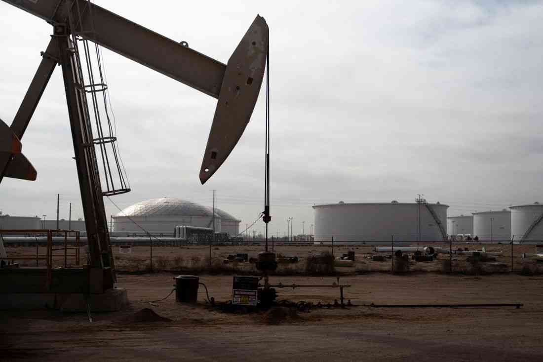 US crude futures fall over $1 as traders weigh supply risks