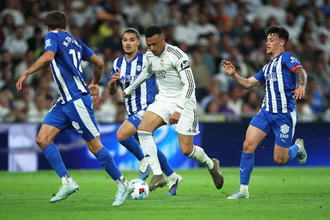 Soccer-Real Madrid edge Alaves 2-1 to end winless run