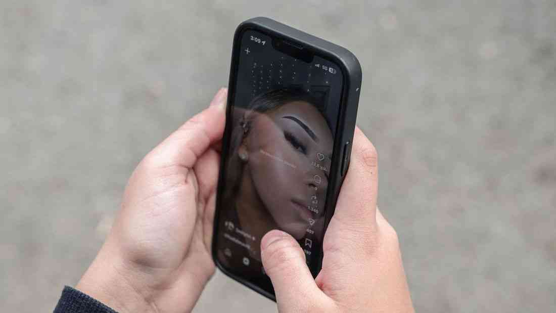 Greece to ban social media for under-15s from 2027, PM says