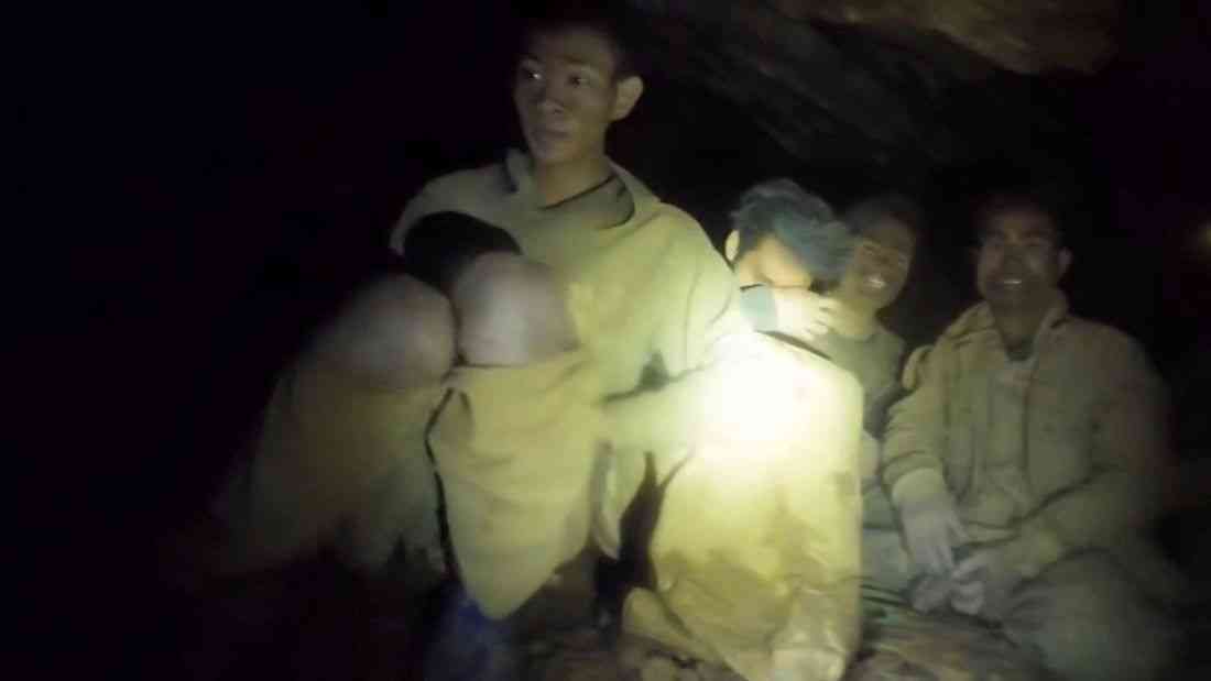 Rescuers in Laos say more oxygen needed to save 7 divers trapped in cave