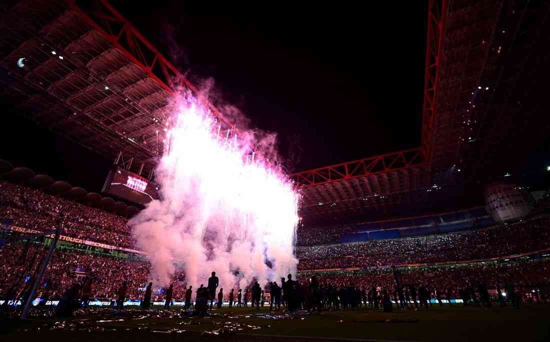 Soccer-Fireworks in Milan as Inter reclaim Serie A throne