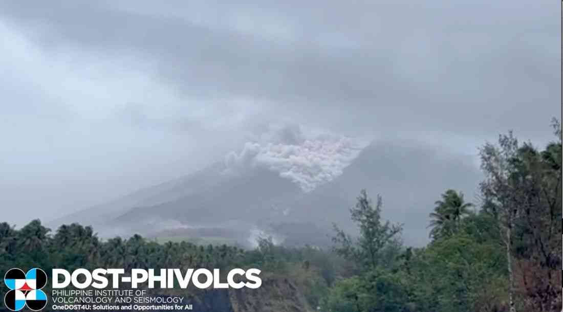 Mayon logs 290 rockfalls, 30 volcanic quakes; Alert Level 3 remains
