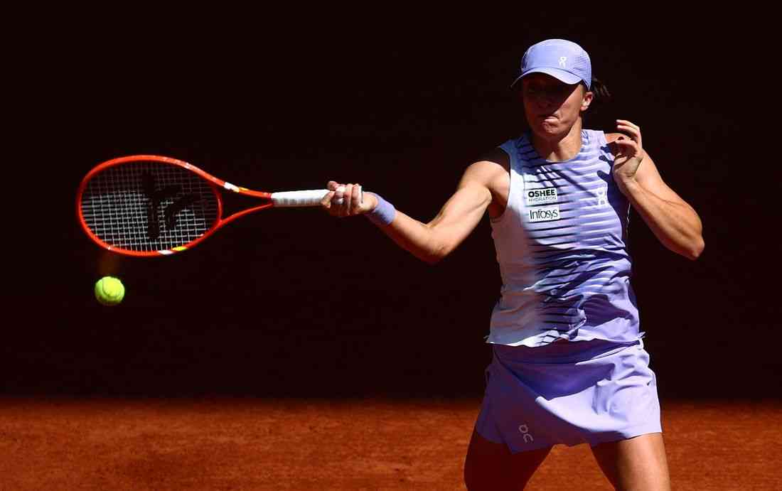 Tennis-Swiatek cruises, Wawrinka and Monfils conclude French Open chapters