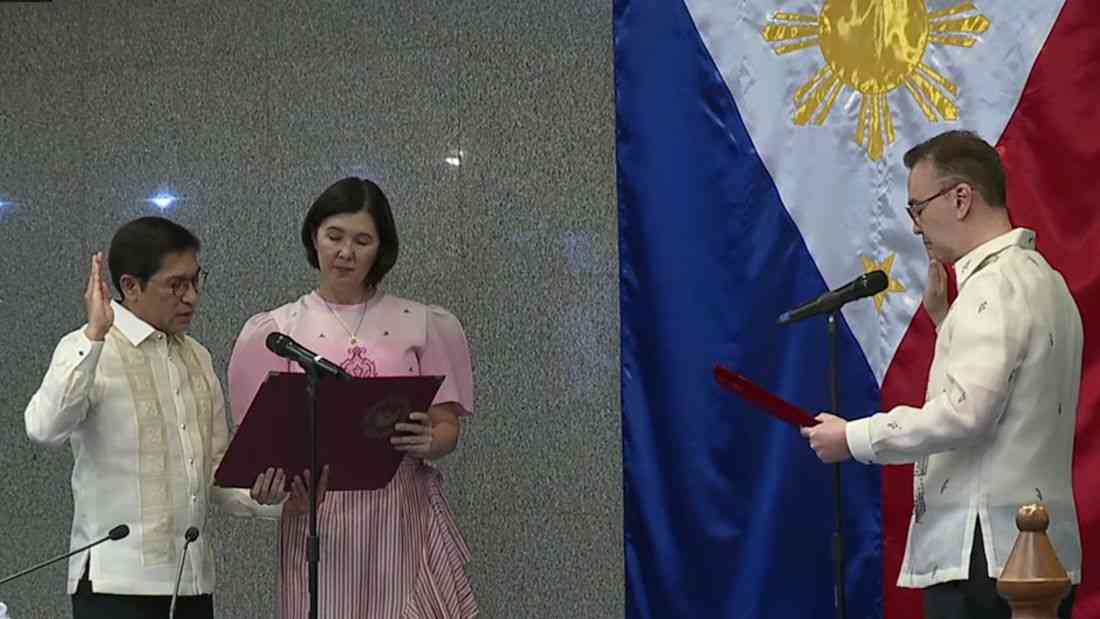 Jose Luis Montales takes oath as new Senate Secretary after Mendoza’s resignation