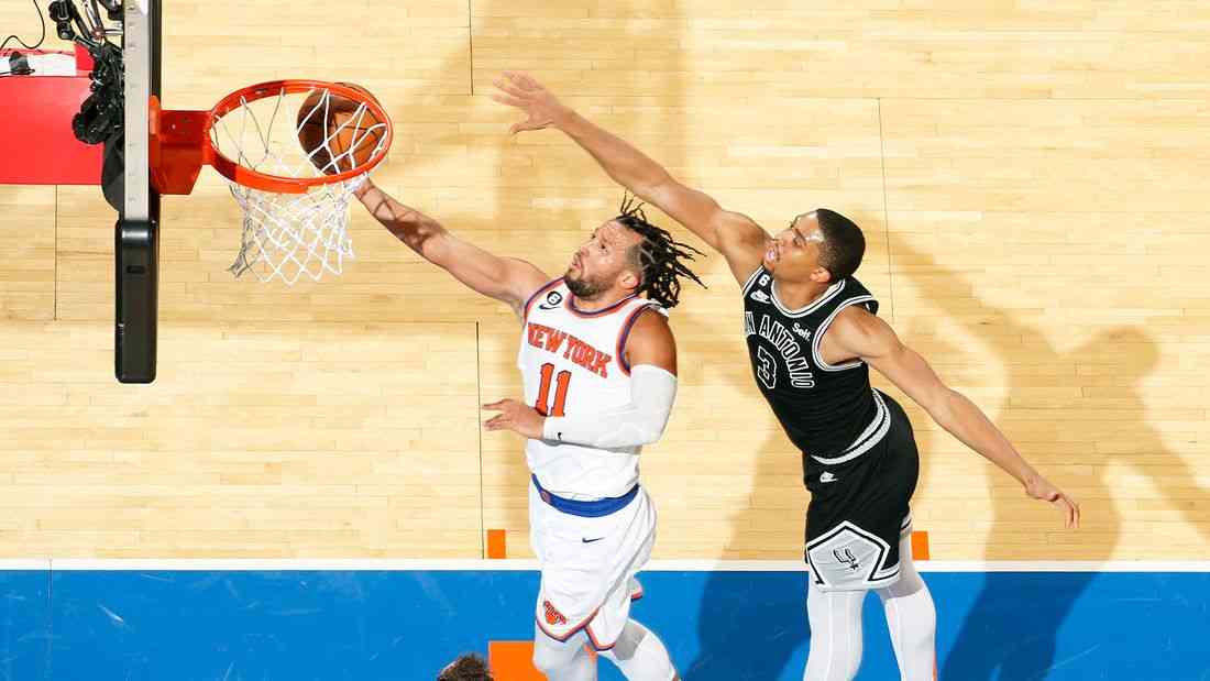 Knicks keep streak alive, beat Spurs in NBA Finals Game 1