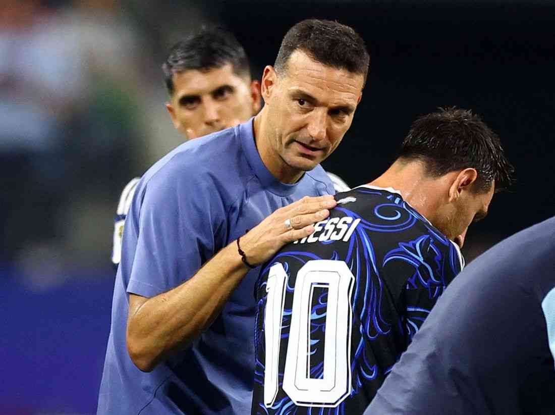 Soccer - Scaloni running out of superlatives as Messi continues to break records