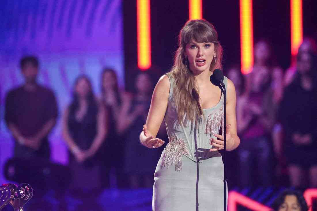 Taylor Swift surprises with performance at 'Toy Story 5' premiere in Hollywood