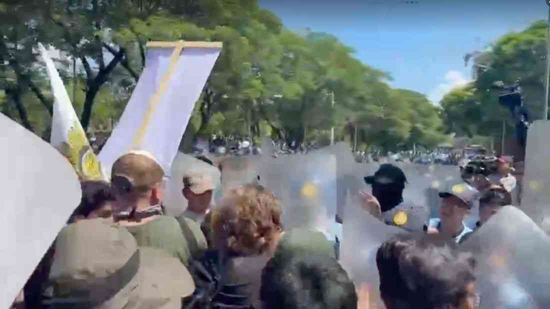 Protesters, police clash near Senate