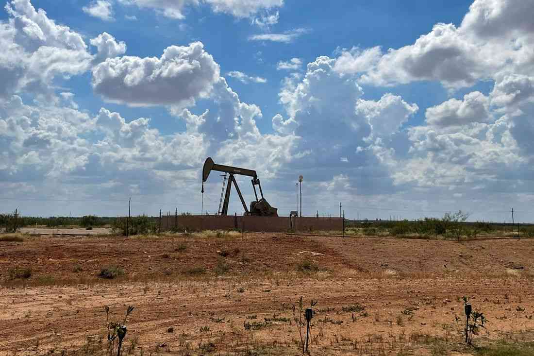 Oil up slightly ahead of long US weekend as peace efforts hold