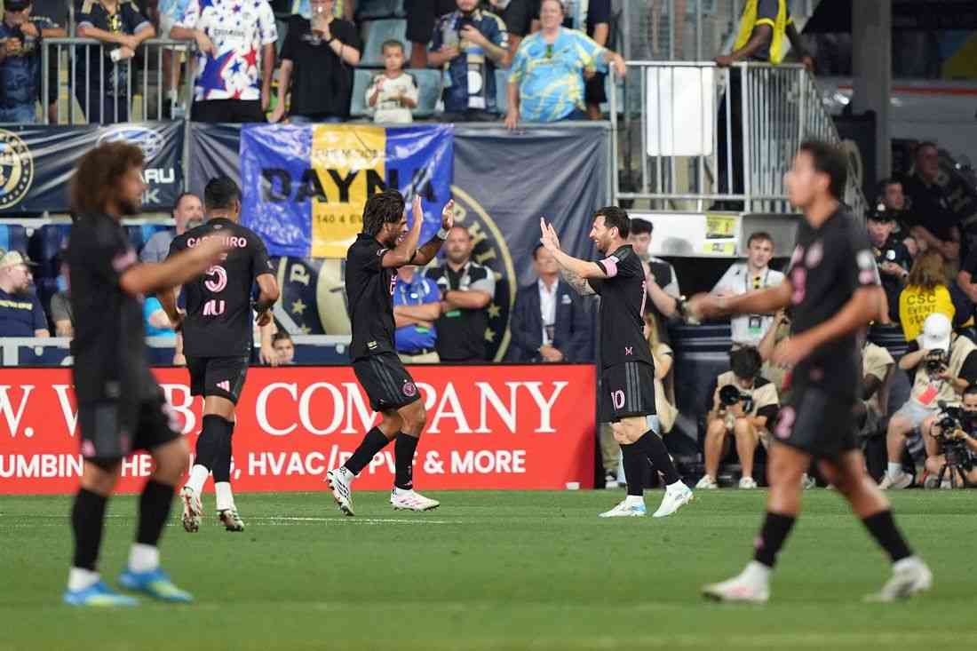 Soccer-Messi scores emotional first goal since father's death