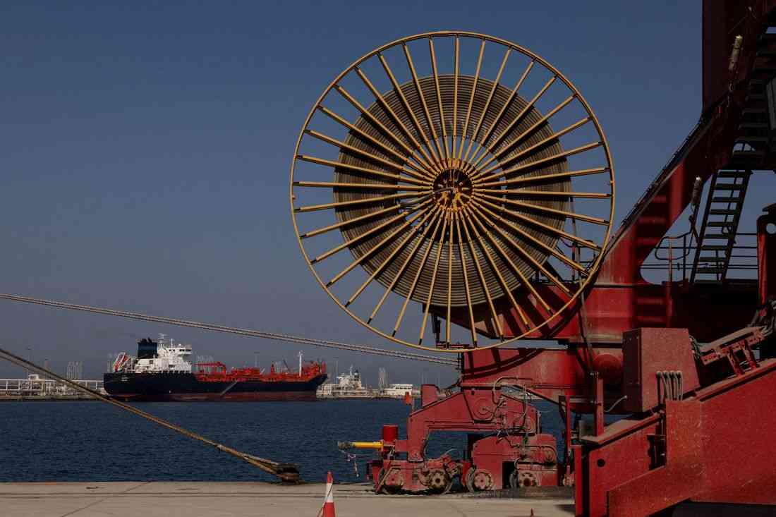 Oil extends losses on hopes for Middle East talks to ease supply woes