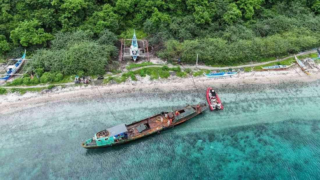 PCG apprehends 8 over suspected oil pilferage off Tingloy, Batangas
