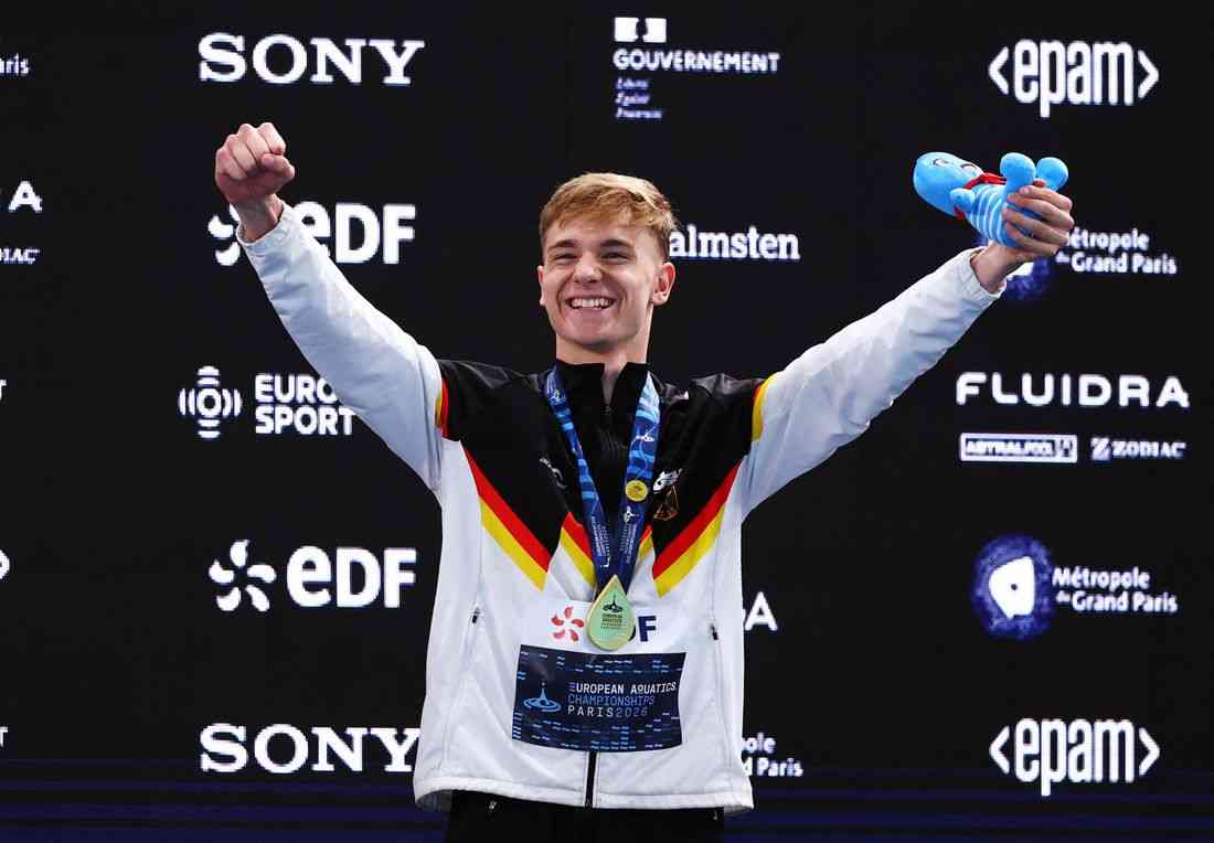Swimming-Germany's Liebmann smashes 1500m world record
