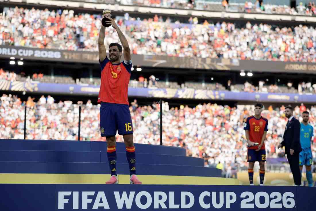 Soccer-Man City accept Barcelona bid for Spain midfielder Rodri, say reports