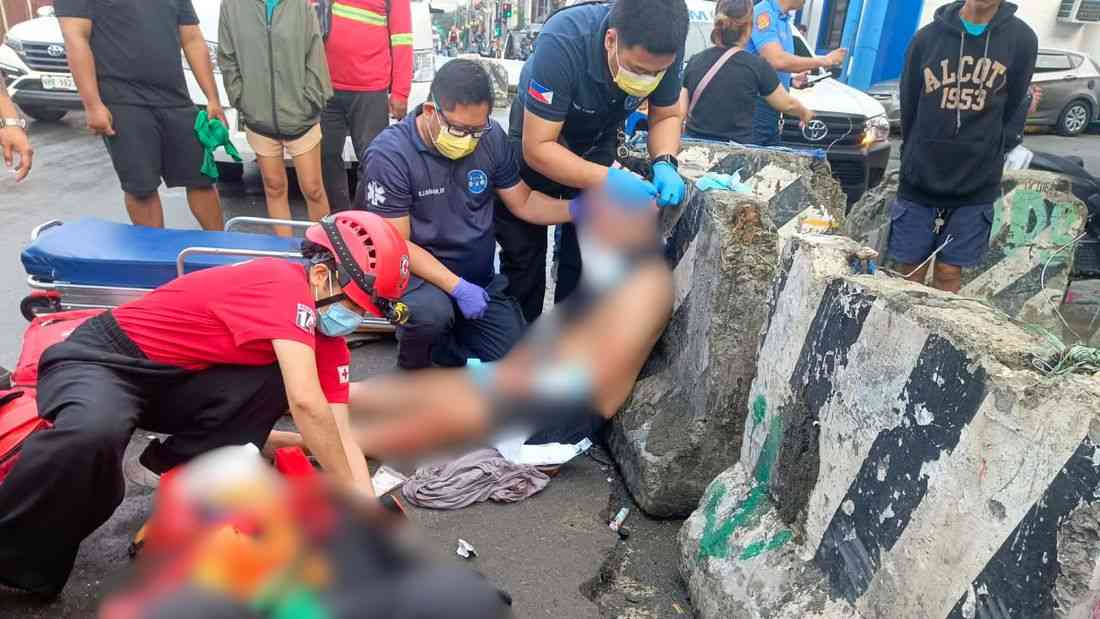Two riders hurt as motorcycle slams into barrier in Tayuman; intoxication suspected