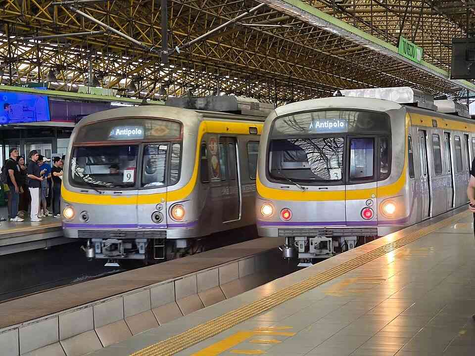 LRT-2 remains on provisional service after lightning damages catenary wire