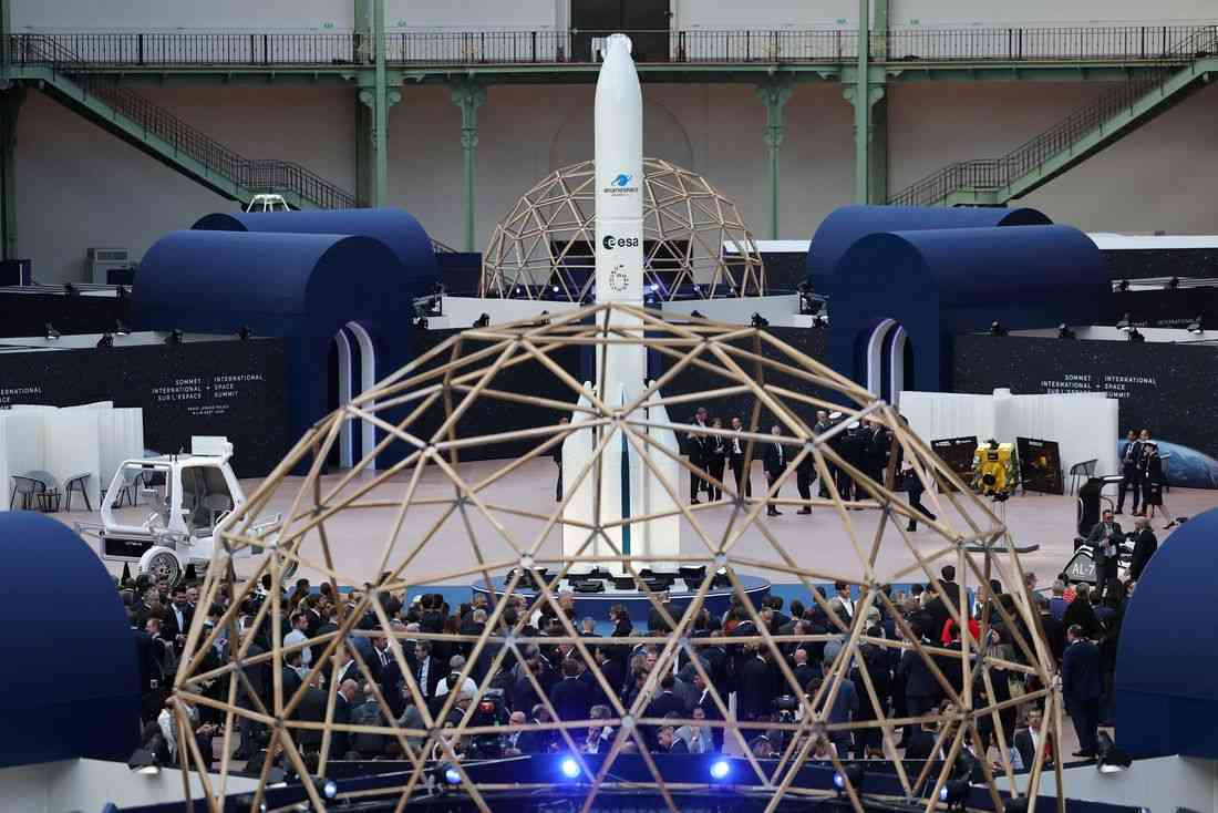 Amazon lends boost to Europe's Ariane at Paris space gathering