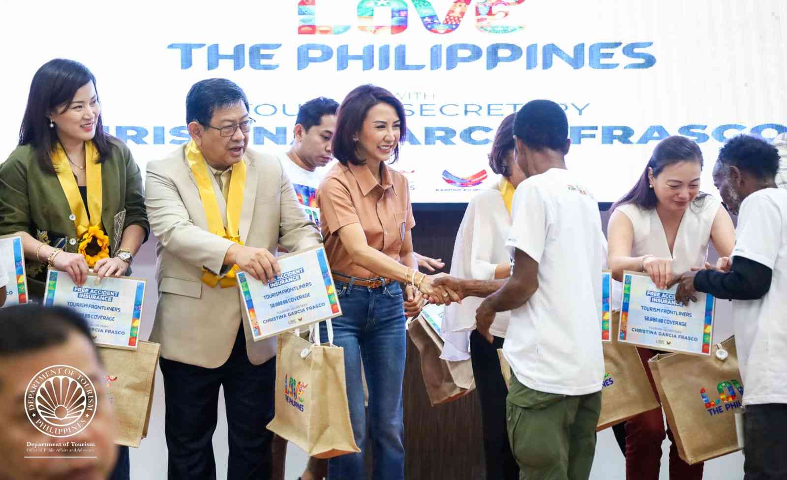 Central Luzon tour guides receive PHP 2.55 M worth of free insurance coverage, tour guiding kits from DOT