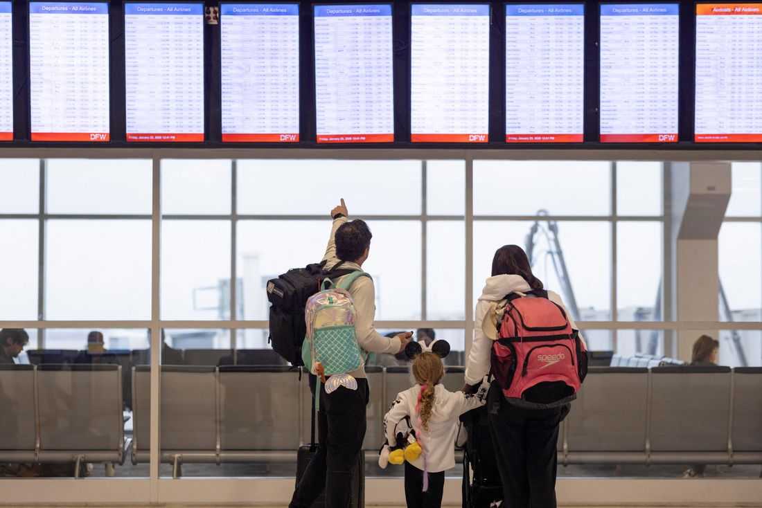 Winter storm snarls US travel, forces mass flight cancellations