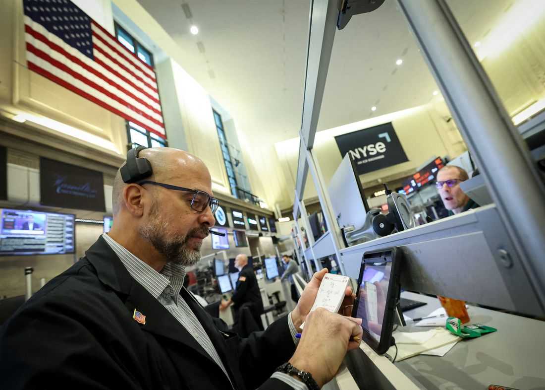 Tech, banks weigh on Wall Street; Trump eases Iran oil fears