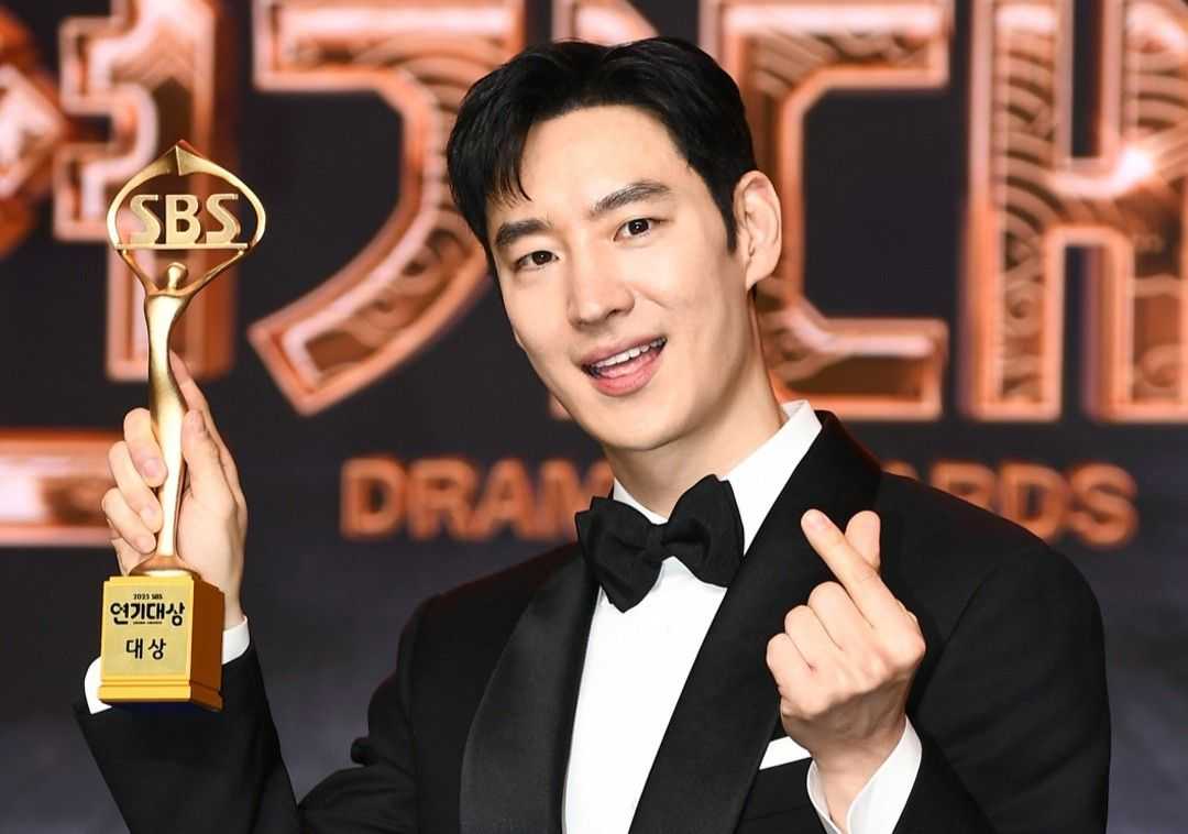 Lee Je Hoon wins second Daesang for ‘Taxi Driver’
