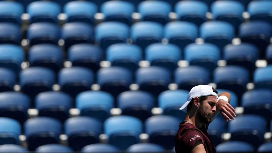Scorching heat forces Australian Open roof closures