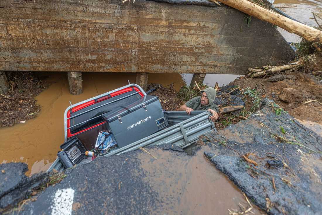 Wild New Zealand storm disrupts transport, leaves thousands without power