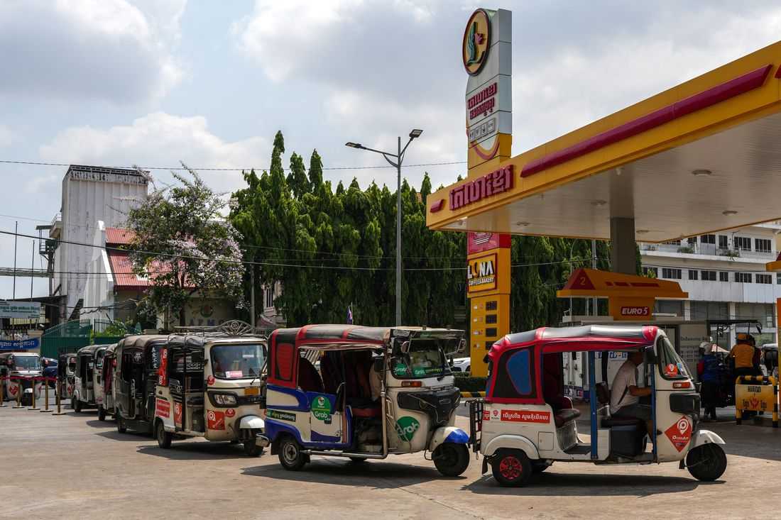 Fuel-thirsty Asian countries line up for Russian oil