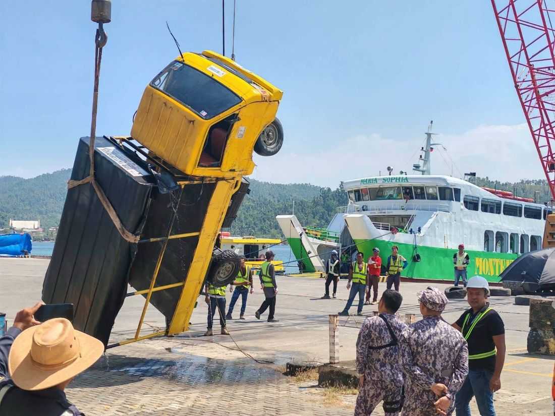 Elf truck falls into sea at Masbate port allegedly due to brake failure; driver injured
