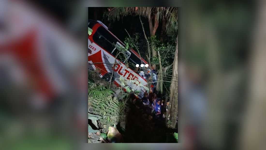 2 dead after bus plunges into ravine in Quezon