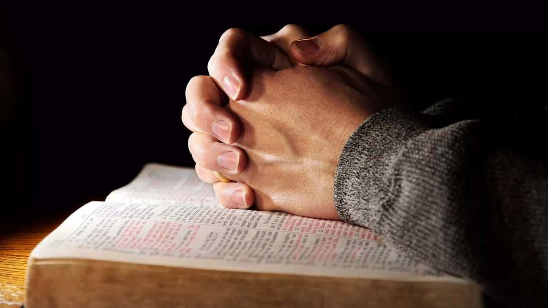 Holy Week Special: Tips for a mindful Holy Week, unplugging from social media and meditating on the meaning of Christ's life and sacrifice
