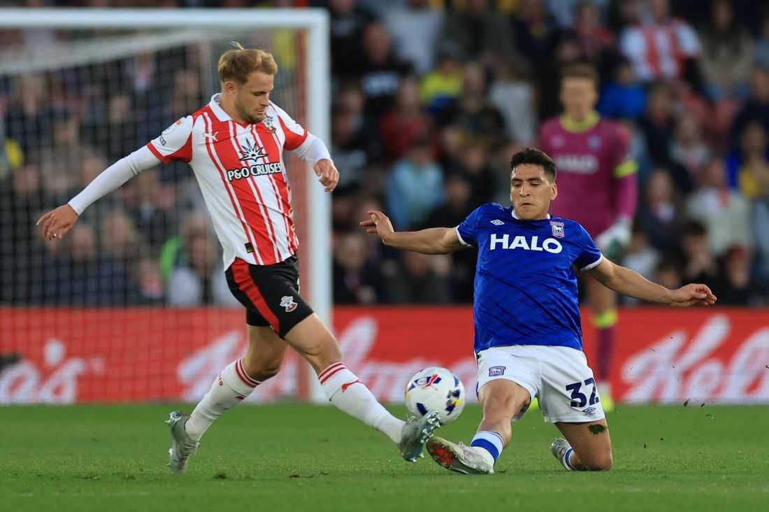 Soccer-Ipswich draw at Southampton to set up three-way promotion scrap on final day