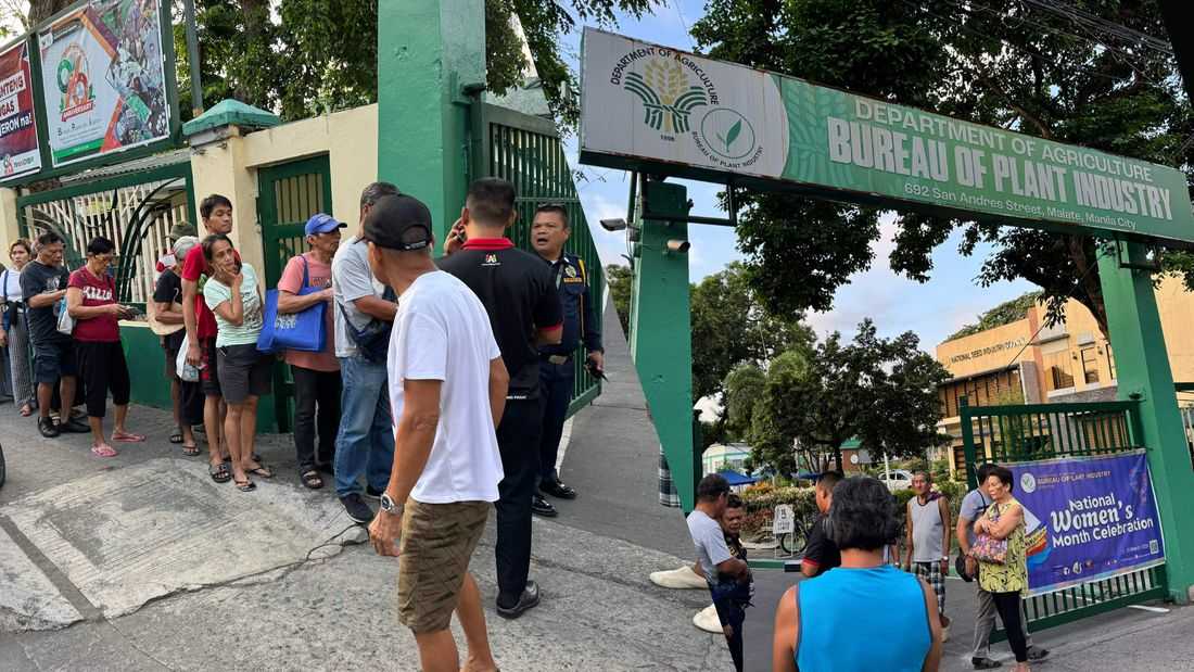 Manila residents queue before dawn for ₱20-per-kilo rice sale