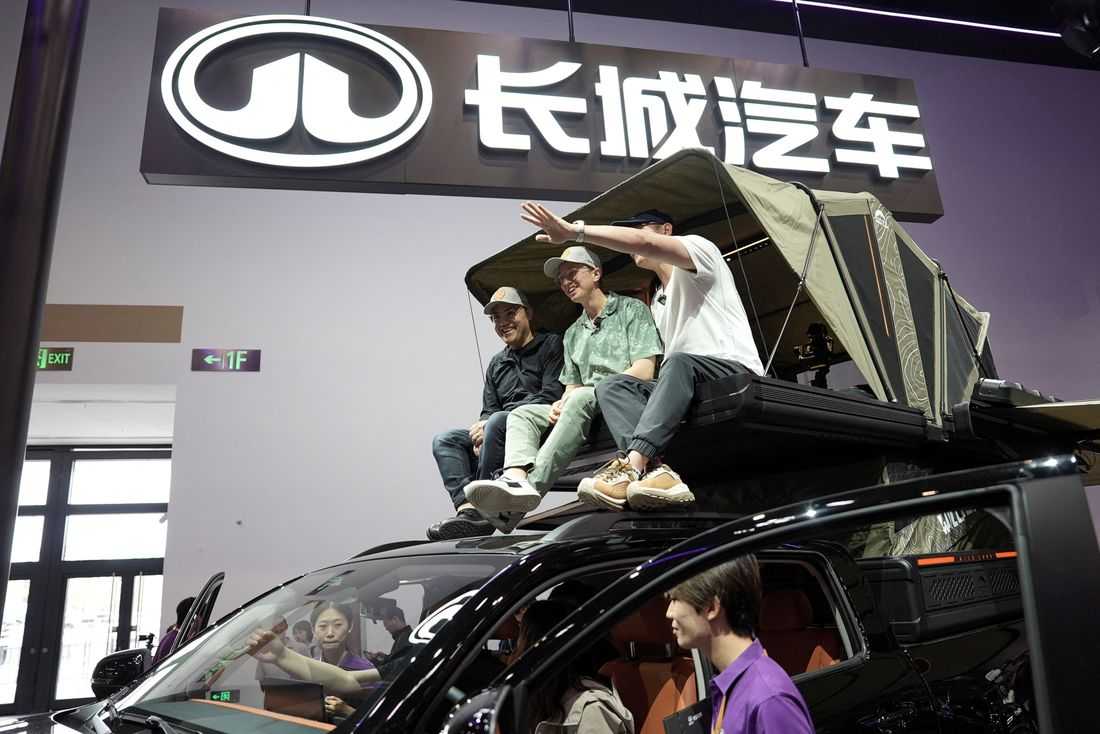 American YouTuber guides foreigners around Chinese cars U.S. buyers can't get