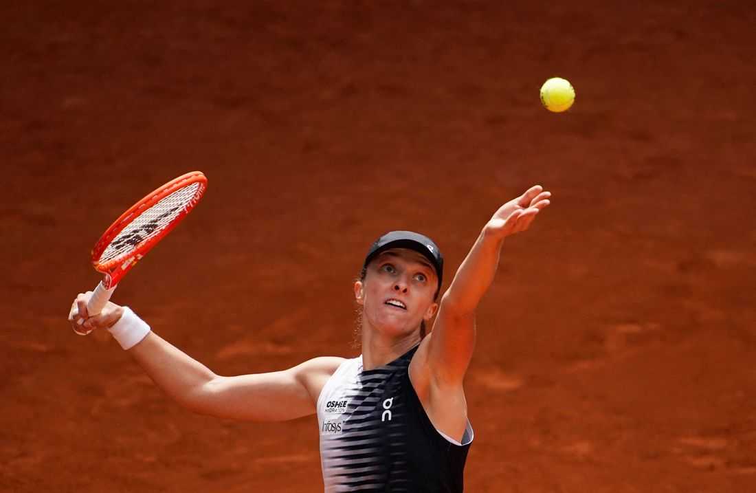 Tennis-Swiatek retires from Madrid Open due to illness